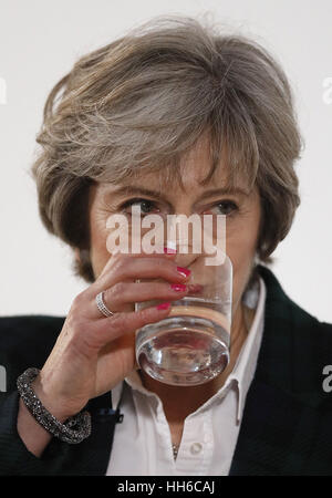 Premierministerin Theresa May trinkt etwas Wasser während ihrer Rede im Lancaster House in London, wo sie ihre Pläne für den Brexit skizzierte und sagte, dass sie kein Ergebnis will, das Großbritannien „halb in, halb out“ der Europäischen Union lässt. Stockfoto