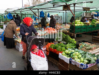 Whitechapel Road in Shoreditch am Markttag Stockfoto