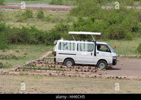 Weiße Safari van mit Popup-Dach stehen auf einem Parkplatz im Amboseli-Nationalpark Stockfoto