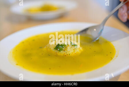 Suppe mit Knödeln auf Tisch Stockfoto