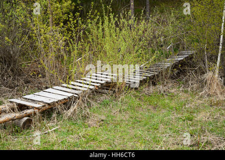 Fußgängerbrücke über einen kleinen Fluss Itkara, Oblast Kemerowo Stockfoto