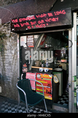 Straßencafé in Brixton in Bögen zum Abriss bedroht Stockfoto