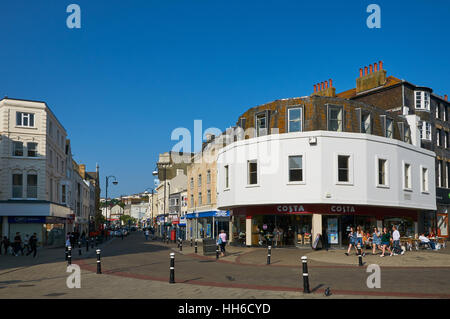 Stadtzentrum von Hastings, East Sussex, UK, Blick in Richtung Queens Road Stockfoto