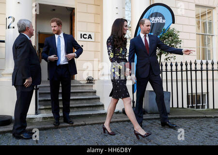 Der Herzog und die Herzogin von Cambridge und Prinz Harry verlassen das Institute of Contemporary Art in London, wo sie die nächste Phase ihrer psychischen Gesundheit Köpfe zusammen Kampagne beschrieben. Stockfoto