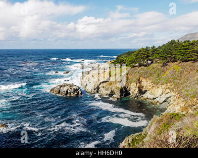 Spektakuläre Küstenlandschaft Landschaft entlang dem Pacific Highway (California State Route 1) zwischen Carmel und Bixby Creek. Stockfoto