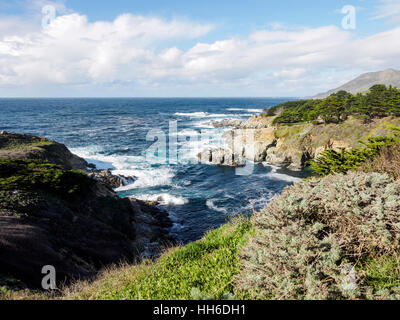 Spektakuläre Küstenlandschaft Landschaft entlang dem Pacific Highway (California State Route 1) zwischen Carmel und Bixby Creek. Stockfoto