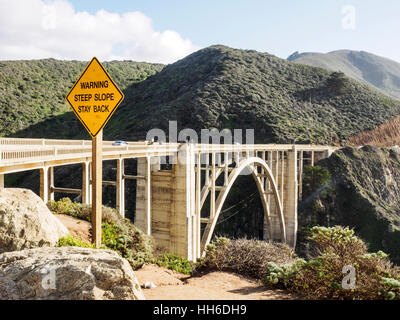 Die Bixby Bridge über den Bixby Creek auf dem Pacific Highway (California State Route 1) in der Nähe von Big Sur. Stockfoto