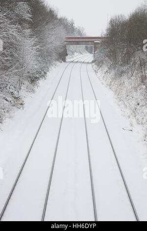 Dorking, Surrey, UK. Die Schienen Sie biegen nach rechts nach Schnee. Stockfoto