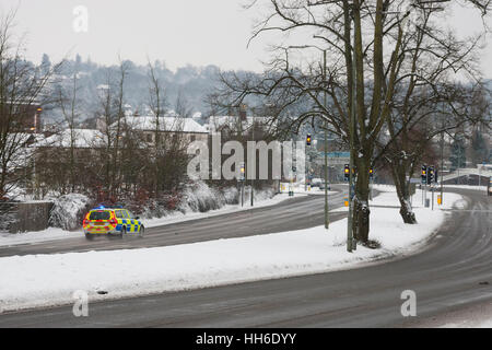 SURREY, UK, wie ein Polizeiauto auf einen Notruf im Schnee reagiert. Stockfoto
