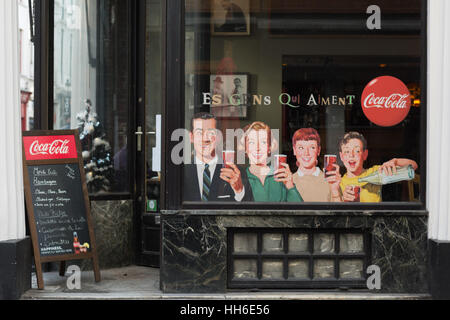 Coca Cola Retro-Werbung im Fenster "Café" Brüssel, Belgien Stockfoto