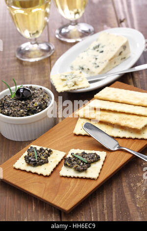 schwarze Oliven Tapenade mit Cracker Stockfoto