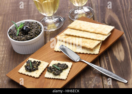 schwarze Oliven Tapenade mit Cracker Stockfoto