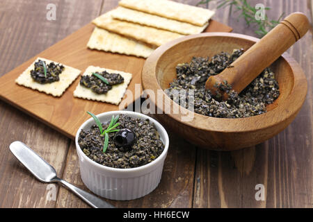 schwarze Oliven Tapenade mit Cracker Stockfoto