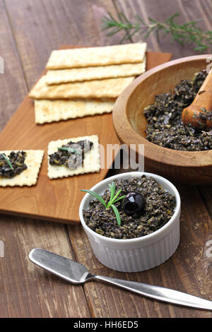 schwarze Oliven Tapenade mit Cracker Stockfoto