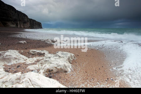 stürmischen Wolken über Ozeanküste mit Felsen, Etretat, Frankreich Stockfoto