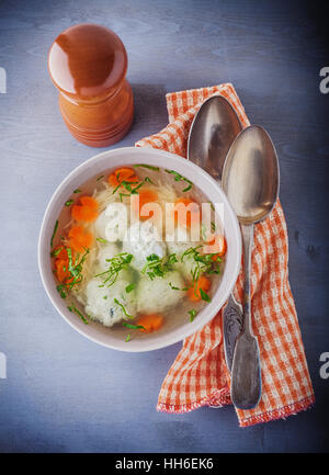 Frische Hühnersuppe mit Fleischbällchen und Gemüse Stockfoto