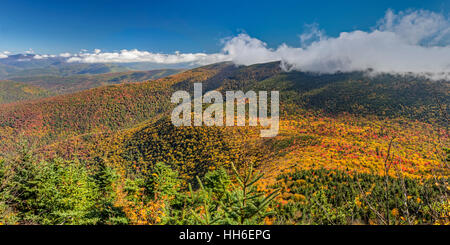 Cornell und Wittenburg Bergen eingehüllt in neblige Wolken, gesehen von einem Aussichtspunkt auf Folie Berg während Spitzenzeiten Herbst Farbe in den Catskills Mountains Stockfoto