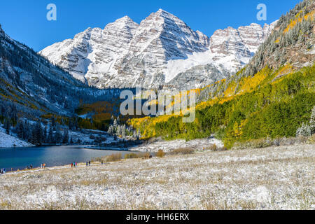 Herbst Schnee in Maroon Creek Valley - ein Herbstmorgen Blick von Maroon Creek Valley nach einer Übernachtung Schneesturm. Stockfoto