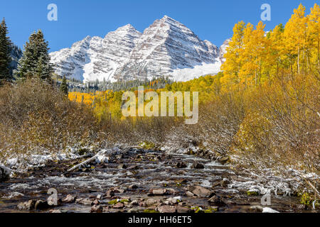 Maroon Creek - ein Herbstmorgen Blick auf Maroon Creek, am Fuße des Schnee-beschichtete Maroon Bells liefen. Aspen, Colorado. Stockfoto