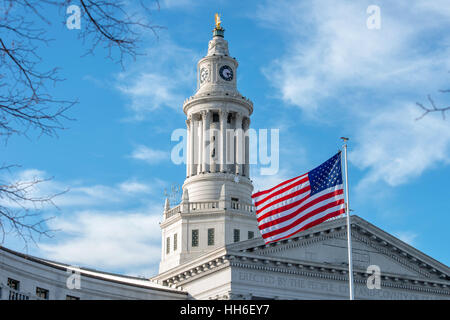 Uhrturm von Denver City Hall - eine Nahaufnahme von der Clock Tower, belegt mit einem goldenen Adler, der Denver City Hall. Stockfoto