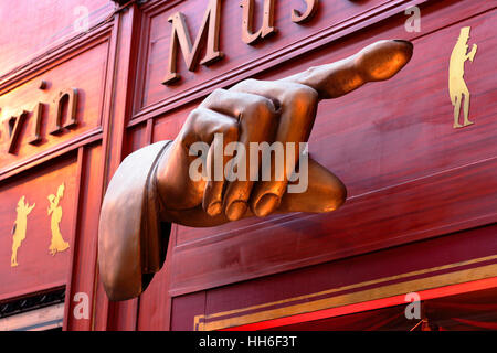 Hand zeigt Ihnen den Weg zum Grevin Museum, Paris, Frankreich Stockfoto