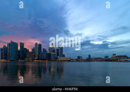 Sonnenuntergang über der Skyline von Singapur Central Business District von Marina Bay Stockfoto