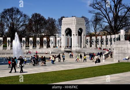 Washington, DC - 10. April 2014: Weltkrieg zwei Memorial mit Atlantic Pavillon und Stelen graviert mit den Namen aller 50 US-Staaten Stockfoto