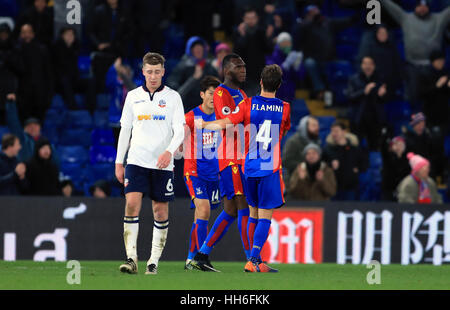 Crystal Palace Christian Benteke feiert Tor seiner Mannschaft zweite des Spiels wie Bolton Wanderers Josh Vela niedergeschlagen während der Emirates-FA-Cup steht, 3. Runde Replay match bei Selhurst Park, London. Stockfoto