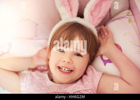 Süße kleine Mädchen tragen Hasenohren Stockfoto