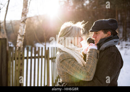 Schönes älteres Paar auf einem Spaziergang an einem sonnigen Wintertag Stockfoto