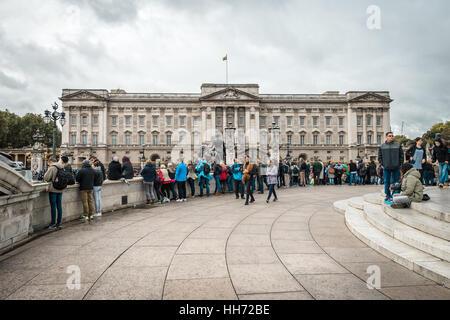 London, Vereinigtes Königreich - 17. Oktober 2016: Menschen sind Gethering in der Nähe von Buckingham Palace in London, Vereinigtes Königreich vor Wachablösung. Stockfoto