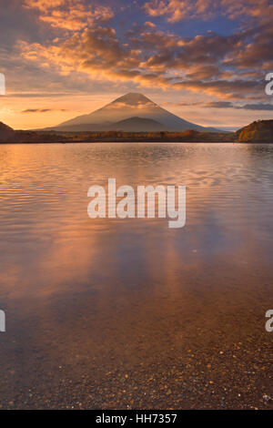 Mount Fuji (Fujisan, 富士山), fotografiert bei Sonnenaufgang vom See Shoji (Shojiko, 精進湖). Stockfoto