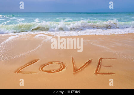 Liebe auf dem Sand des Strandes, Sankt Valentin schriftliche und Reise-Konzept Stockfoto