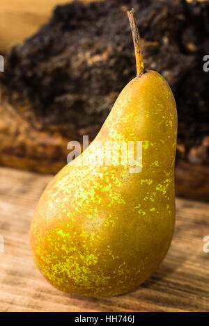 Eine süß schmeckende und reife Birne (Pyrus Communis) auf Holzbrett. Birne ist der englische Sorte Conference, oft verwendet als Dessert oder in cooki Stockfoto