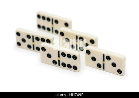 Domino-Effekt - Dominos isoliert auf dem weißen Stockfoto
