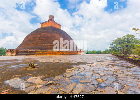 Nass-Plattform Jetavanaramaya Dagoba oder Stupa mit gebrochenen beschädigte Turm aus der Mitte in der alten Hauptstadt Anuradhapura gesehen Stockfoto