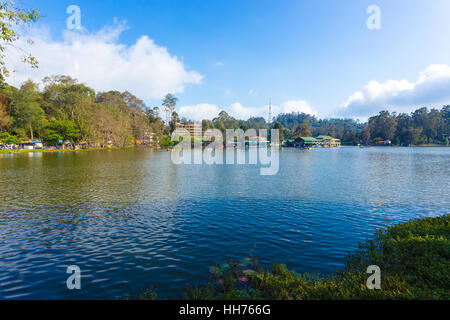 Block der Gebäude am See am Rande Wasser Kodaikanal Lake, ein Hügel-Station in Tamil Nadu, Indien Stockfoto