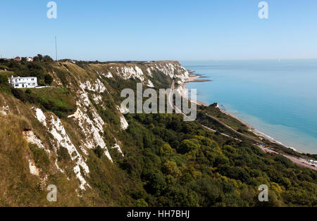 Blick nach Osten entlang der Steilküste - Tops aus der Schlacht von Großbritannien Denkmal an Capel-le-Ferne in Richtung Queller Hoe. Stockfoto