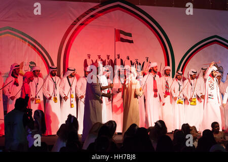 Arabische Tänzerinnen traditionellen Beduinen Tanz in Ras al Khaimah, Vereinigte Arabische Emirate Stockfoto