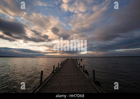 Steg am See Steinhude, bewölkten Himmel im Abendlicht, Niedersachsen, Deutschland Stockfoto