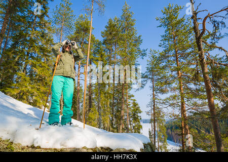 Junge schöne Frau mit Schneeschuhen chillen und entspannen Sie sich in den Wald Stockfoto