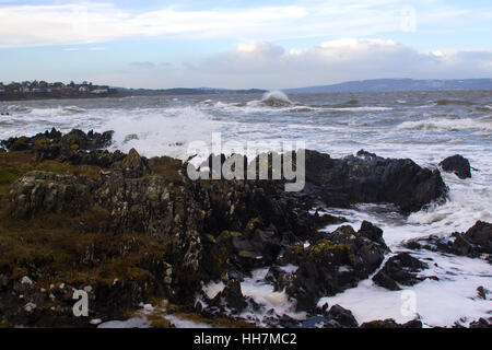 Ein Wintersturm verprügelt, die Küste in Irland und dem Yacht Club Tower durch die Wellen und Gischt gehämmert ist County Down Stockfoto