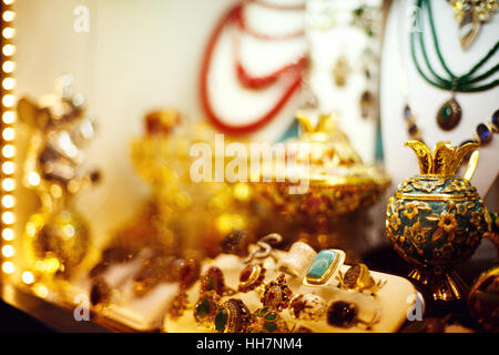 Östliche Schmuck-Markt mit Ringen, Halsketten und traditionelle Souvenirs. Selektiven Fokus. Stockfoto