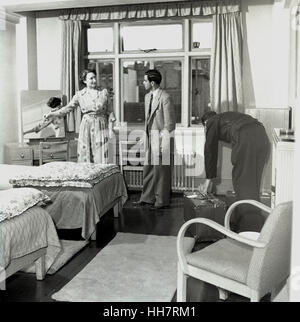 1950, zeigt historische, neu angekommenen ausländischen Doktorand am Institut Bildung (IOE) sein Schlafzimmer in einem Londoner Hotel. Stockfoto