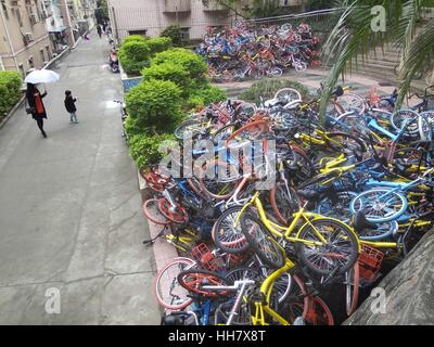 Shenzhen, Shenzhen, China. 16. Januar 2017. Shenzhen, CHINA-Januar 16 2017: (nur zur redaktionellen Verwendung. CHINA HERAUS). Hunderte von sabotierte freigegebenen Fahrräder liegen direkt neben einem Park in Süd-China Shenzhen, 16. Januar 2017. Fahrräder von verschiedenen Fahrrad Vermietung-Service-Unternehmen einschließlich Mobi, Xiaoming und OFO sind jetzt vor dem Problem der Sabotage in China geteilt. Viele gemeinsame Fahrräder wurden in der Straße aufgegeben und als Bikesharing-repariert werden musste jetzt an Popularität gewinnt. Bildnachweis: SIPA Asien/ZUMA Draht/Alamy Live-Nachrichten Stockfoto