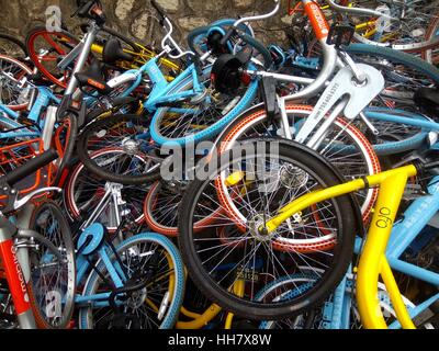 Shenzhen, Shenzhen, China. 16. Januar 2017. Shenzhen, CHINA-Januar 16 2017: (nur zur redaktionellen Verwendung. CHINA HERAUS). Hunderte von sabotierte freigegebenen Fahrräder liegen direkt neben einem Park in Süd-China Shenzhen, 16. Januar 2017. Fahrräder von verschiedenen Fahrrad Vermietung-Service-Unternehmen einschließlich Mobi, Xiaoming und OFO sind jetzt vor dem Problem der Sabotage in China geteilt. Viele gemeinsame Fahrräder wurden in der Straße aufgegeben und als Bikesharing-repariert werden musste jetzt an Popularität gewinnt. Bildnachweis: SIPA Asien/ZUMA Draht/Alamy Live-Nachrichten Stockfoto