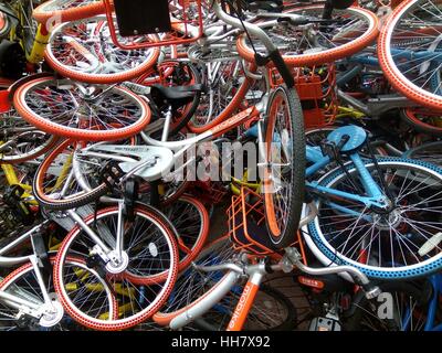 Shenzhen, Shenzhen, China. 16. Januar 2017. Shenzhen, CHINA-Januar 16 2017: (nur zur redaktionellen Verwendung. CHINA HERAUS). Hunderte von sabotierte freigegebenen Fahrräder liegen direkt neben einem Park in Süd-China Shenzhen, 16. Januar 2017. Fahrräder von verschiedenen Fahrrad Vermietung-Service-Unternehmen einschließlich Mobi, Xiaoming und OFO sind jetzt vor dem Problem der Sabotage in China geteilt. Viele gemeinsame Fahrräder wurden in der Straße aufgegeben und als Bikesharing-repariert werden musste jetzt an Popularität gewinnt. Bildnachweis: SIPA Asien/ZUMA Draht/Alamy Live-Nachrichten Stockfoto