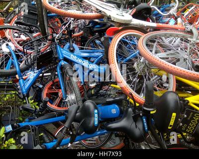 Shenzhen, Shenzhen, China. 16. Januar 2017. Shenzhen, CHINA-Januar 16 2017: (nur zur redaktionellen Verwendung. CHINA HERAUS). Hunderte von sabotierte freigegebenen Fahrräder liegen direkt neben einem Park in Süd-China Shenzhen, 16. Januar 2017. Fahrräder von verschiedenen Fahrrad Vermietung-Service-Unternehmen einschließlich Mobi, Xiaoming und OFO sind jetzt vor dem Problem der Sabotage in China geteilt. Viele gemeinsame Fahrräder wurden in der Straße aufgegeben und als Bikesharing-repariert werden musste jetzt an Popularität gewinnt. Bildnachweis: SIPA Asien/ZUMA Draht/Alamy Live-Nachrichten Stockfoto