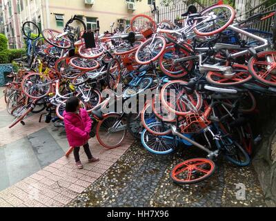 Shenzhen, Shenzhen, China. 16. Januar 2017. Shenzhen, CHINA-Januar 16 2017: (nur zur redaktionellen Verwendung. CHINA HERAUS). Hunderte von sabotierte freigegebenen Fahrräder liegen direkt neben einem Park in Süd-China Shenzhen, 16. Januar 2017. Fahrräder von verschiedenen Fahrrad Vermietung-Service-Unternehmen einschließlich Mobi, Xiaoming und OFO sind jetzt vor dem Problem der Sabotage in China geteilt. Viele gemeinsame Fahrräder wurden in der Straße aufgegeben und als Bikesharing-repariert werden musste jetzt an Popularität gewinnt. Bildnachweis: SIPA Asien/ZUMA Draht/Alamy Live-Nachrichten Stockfoto