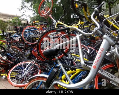 Shenzhen, Shenzhen, China. 16. Januar 2017. Shenzhen, CHINA-Januar 16 2017: (nur zur redaktionellen Verwendung. CHINA HERAUS). Hunderte von sabotierte freigegebenen Fahrräder liegen direkt neben einem Park in Süd-China Shenzhen, 16. Januar 2017. Fahrräder von verschiedenen Fahrrad Vermietung-Service-Unternehmen einschließlich Mobi, Xiaoming und OFO sind jetzt vor dem Problem der Sabotage in China geteilt. Viele gemeinsame Fahrräder wurden in der Straße aufgegeben und als Bikesharing-repariert werden musste jetzt an Popularität gewinnt. Bildnachweis: SIPA Asien/ZUMA Draht/Alamy Live-Nachrichten Stockfoto